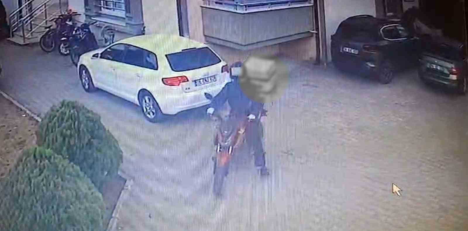 Kendi motosikleti gibi bindi, vitesi boşa atıp götürdü