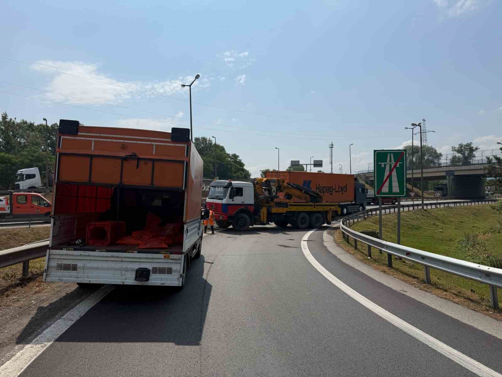 Kontrolden çıkarak devrilen tır, ulaşımın aksamasına sebep oldu