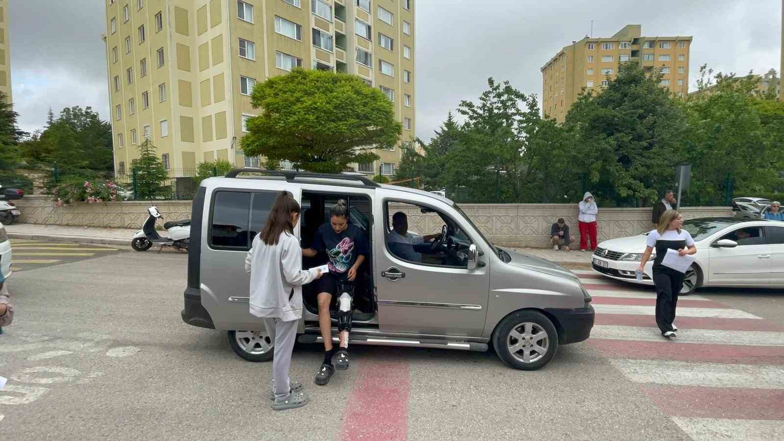 Kimliğini evde unutan adayın imdadına polis yetişti