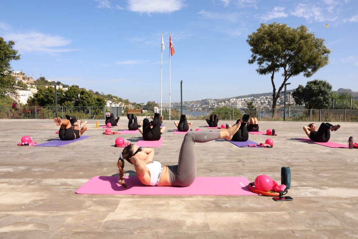 BODRUM BELEDİYESİ SERBAY ILICAK SPOR VE KÜLTÜR KOMPLEKSİNDE DÜZENLENEN PİLATES DERSLERİ VATANDAŞLARDAN BÜYÜK İLGİ GÖRÜYOR.