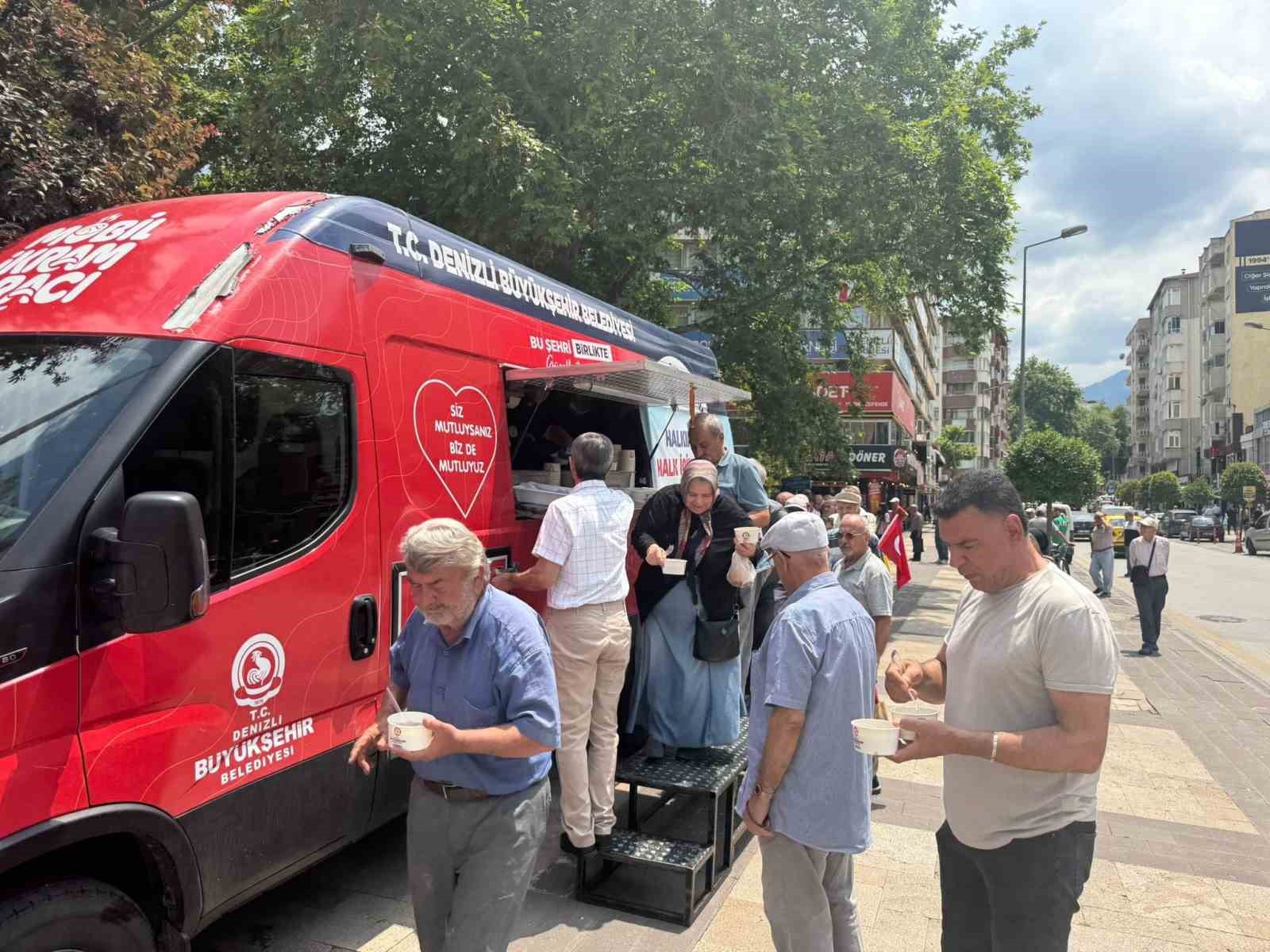 Denizli Büyükşehirden 3 noktada 10 bin kişilik aşure hayrı