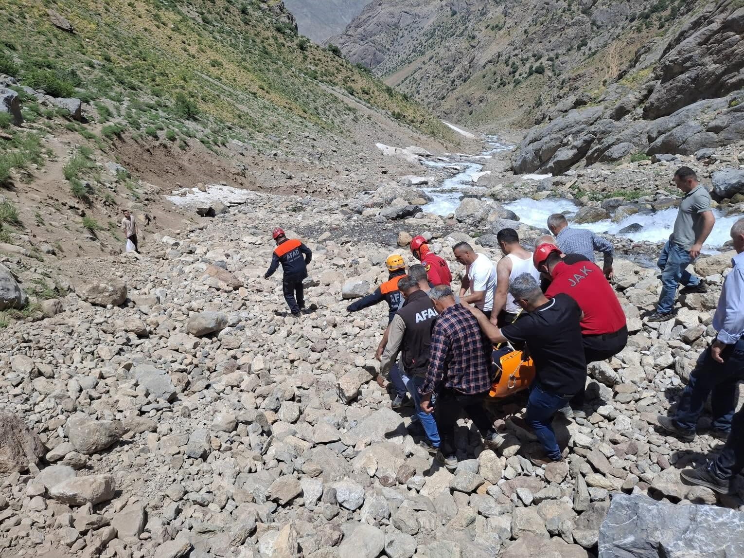 Helil Vadisi’nde ayağı kırılan vatandaş askeri helikopterle kurtarıldı