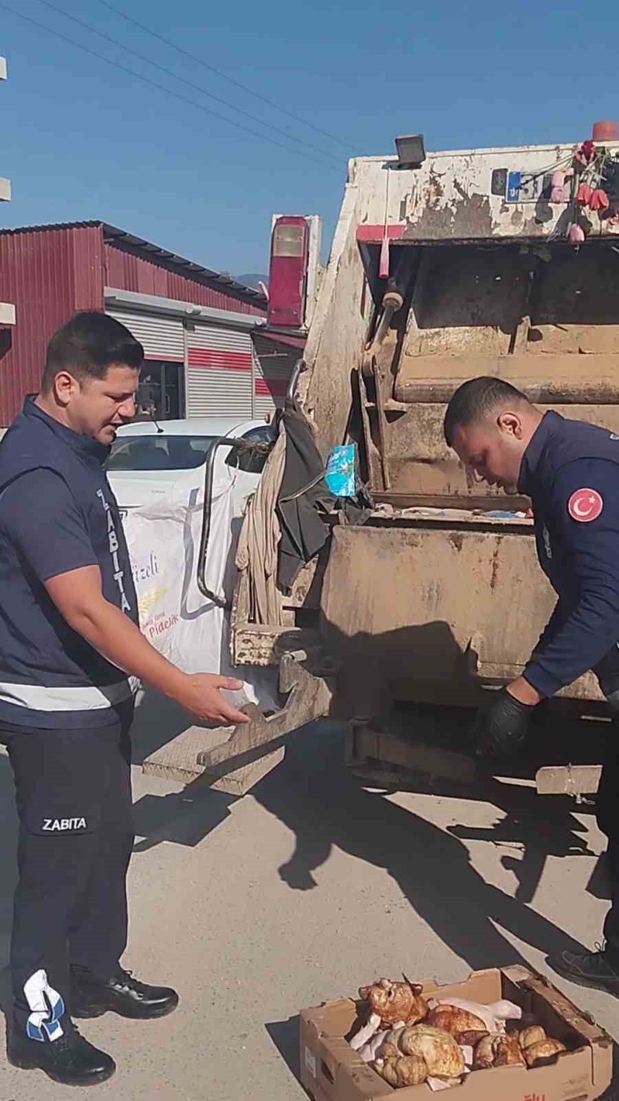 HATAY’DA ZABITA EKİPLERİNİN RESTORANA GERÇEKLEŞTİRDİKLERİ DENETİMLERDE MİDE BULANDIRAN GÖRÜNTÜLER ORTAYA ÇIKARKEN, VATANDAŞLARA YEDİRİLMEYE HAZIRLANAN BOZUK PİŞMİŞ VE ÇİĞ HALDEKİ TAVUK ELE GEÇİRİLDİ.