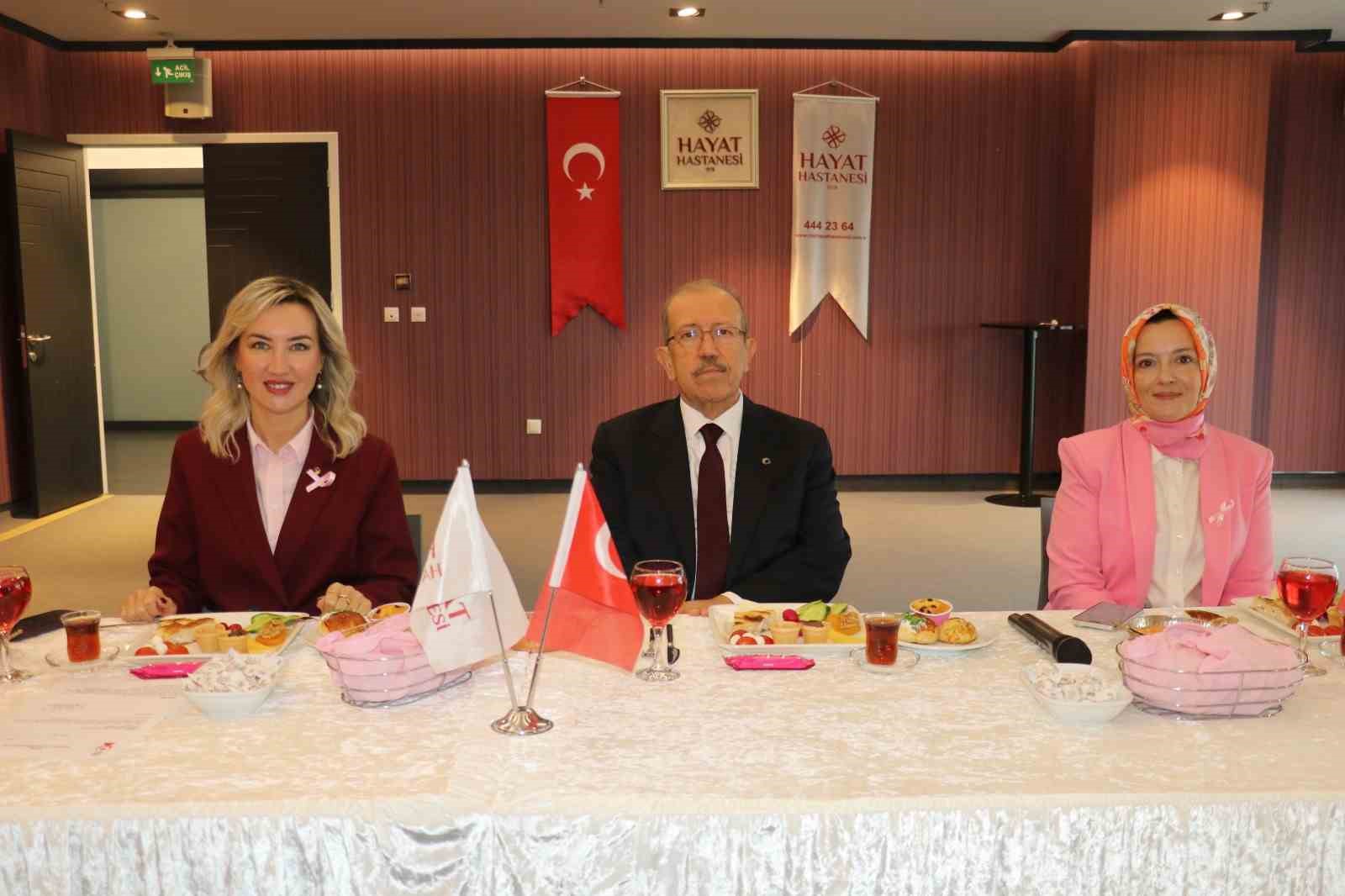 "MEME KANSERİ FARKINDALIK AYI" NEDENİYLE BURSA ÖZEL HAYAT HASTANESİ VE TOBB KADIN GİRİŞİMCİLER KURULU İŞ BİRLİĞİNDE BİR EĞİTİM SEMİNERİ DÜZENLENDİ. HASTANE KONFERANS SALONUNDA DÜZENLENEN SEMİNERDE, OP. DR. SERVET YETGİN KATILIMCILARLA MEME KANSERİNDE ERKEN TEŞHİSİN ÖNEMİ VE TEDAVİ YOLLARIYLA İLGİLİ BİLGİLER PAYLAŞTI.