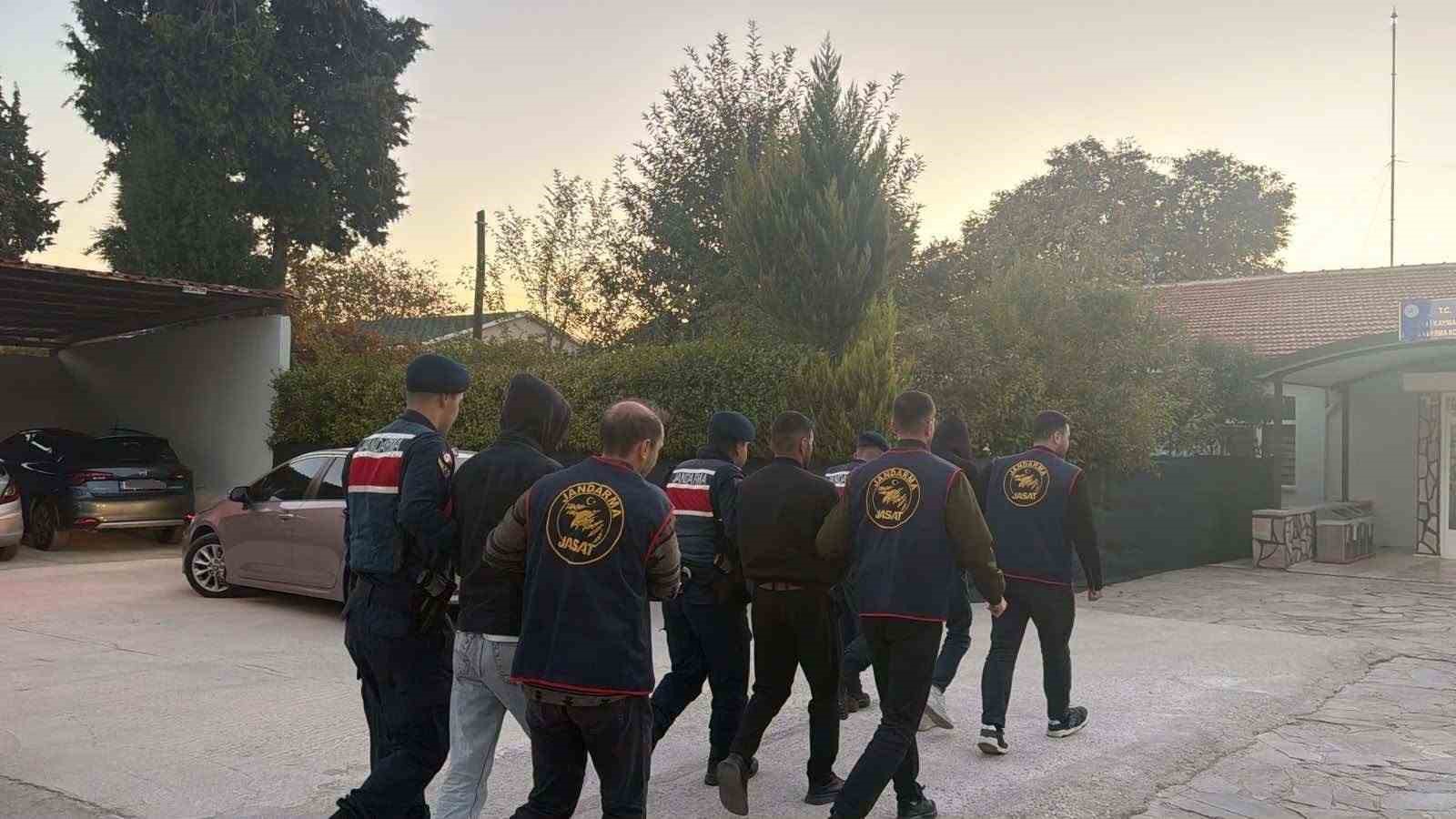 DENİZLİ İL JANDARMA KOMUTANLIĞI EKİPLERİ, YAŞLI VATANDAŞLARI TELEFONLA ARAYARAK KENDİLERİNİ KAMU PERSONELİ OLARAK TANITIP YAKLAŞIK 4.400.000 TL DOLANDIRAN 7 ŞÜPHELİYİ, ELE GEÇİRDİKLERİ ZİYNET EŞYALARIYLA BİRLİKTE SUÇÜSTÜ YAKALADI.