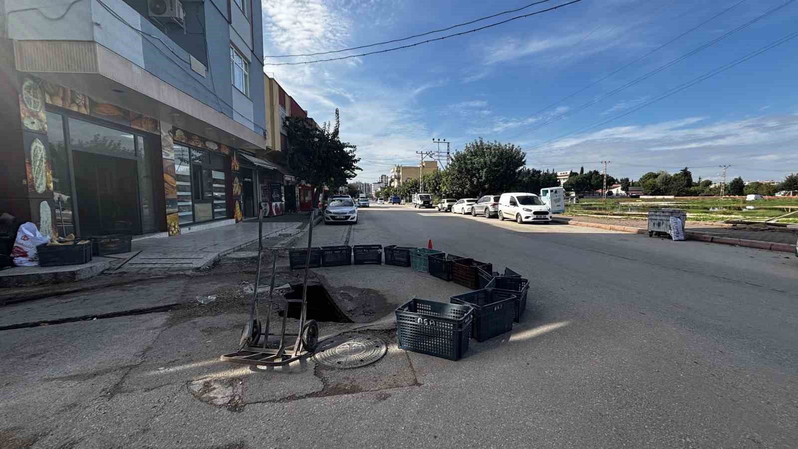 ADANA’DA YOLDA MEYDANA GELEN ÇÖKME SONUCU YAKLAŞIK 2 METRE DERİNLİĞİNDE VE GENİŞLİĞİNDE ÇUKUR OLUŞTU.