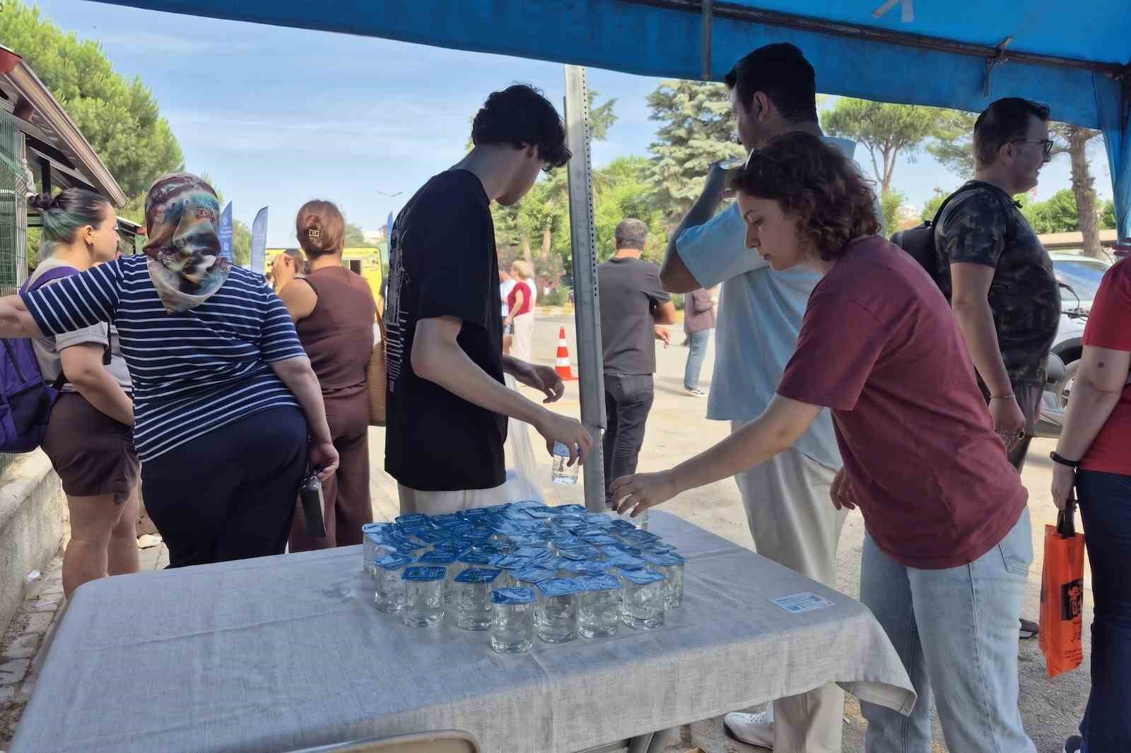 Efeler Belediyesi’nden öğrencilere serinleten destek