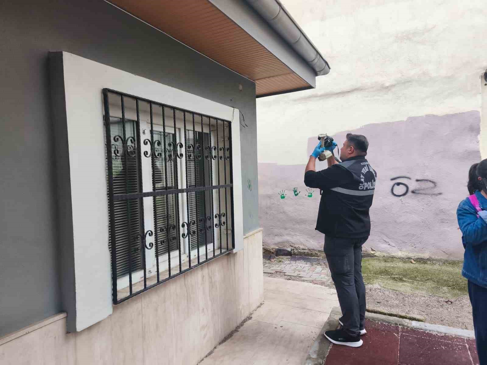DENİZLİ’NİN PAMUKKALE İLÇESİNDE 15 MAYIS MAHALLESİ MUHTARLIĞINA AİT KAMERA, KİMLİĞİ HENÜZ BELİRLENEMEYEN KİŞİ VEYA KİŞİLER TARAFINDAN DUVARDAN SÖKÜLEREK BOŞ BİR BAHÇEYE ATILDI. KAMERANIN ÇALIŞMADIĞINI FARK EDEN MUHTARIN YAPTIĞI KONTROLDE OLAY ORTAYA ÇIKTI.