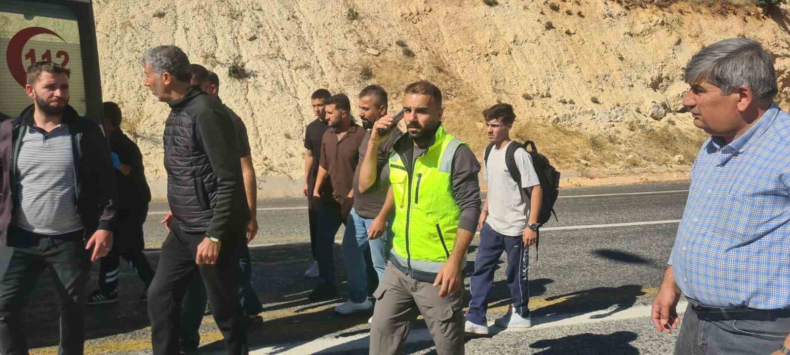 Siirt’te ponza yüklü tır devrildi: 1 ağır yaralı