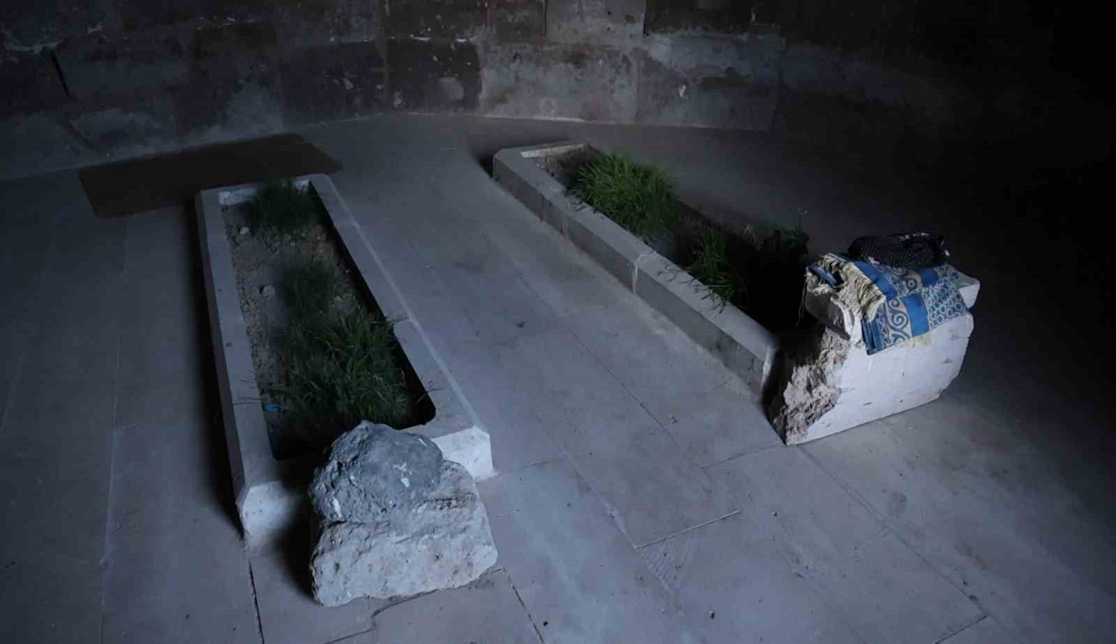 MÜSLÜMAN TÜRKLERİN HAÇLILARLA YAPTIĞI SAVAŞTA ŞEHİT DÜŞEN TUR HASAN BEY'E İTHAFEN ANADOLU SELÇUKLU DEVLETİ TARAFINDAN 8 ASIR ÖNCE YAPTIRILAN TUR HASAN TÜRBESİ, KUBBE ALTINDAKİ ÂYET'EL-KÜRSÎ İLE BİRLİKTE ASIRLARDIR ZİYARETÇİLERİNİ AĞIRLIYOR.