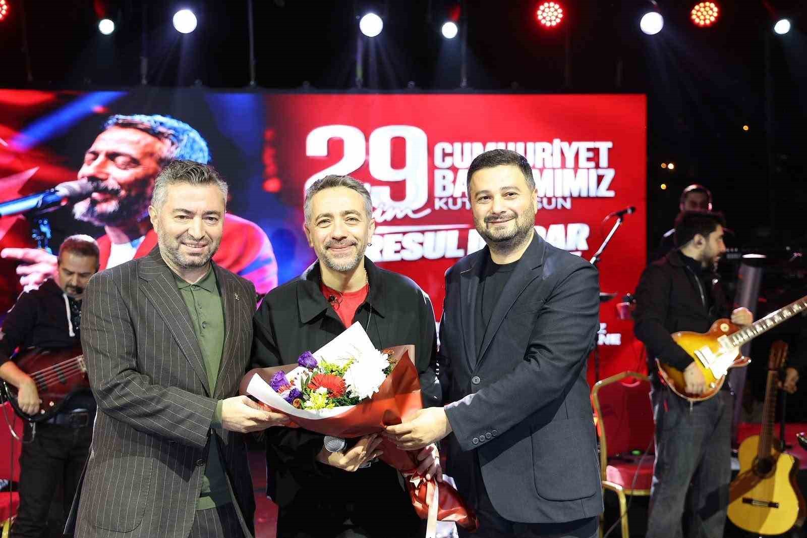 KAĞITHANELİLER CUMHURİYET BAYRAMINI RESUL DİNDAR İLE KUTLADI