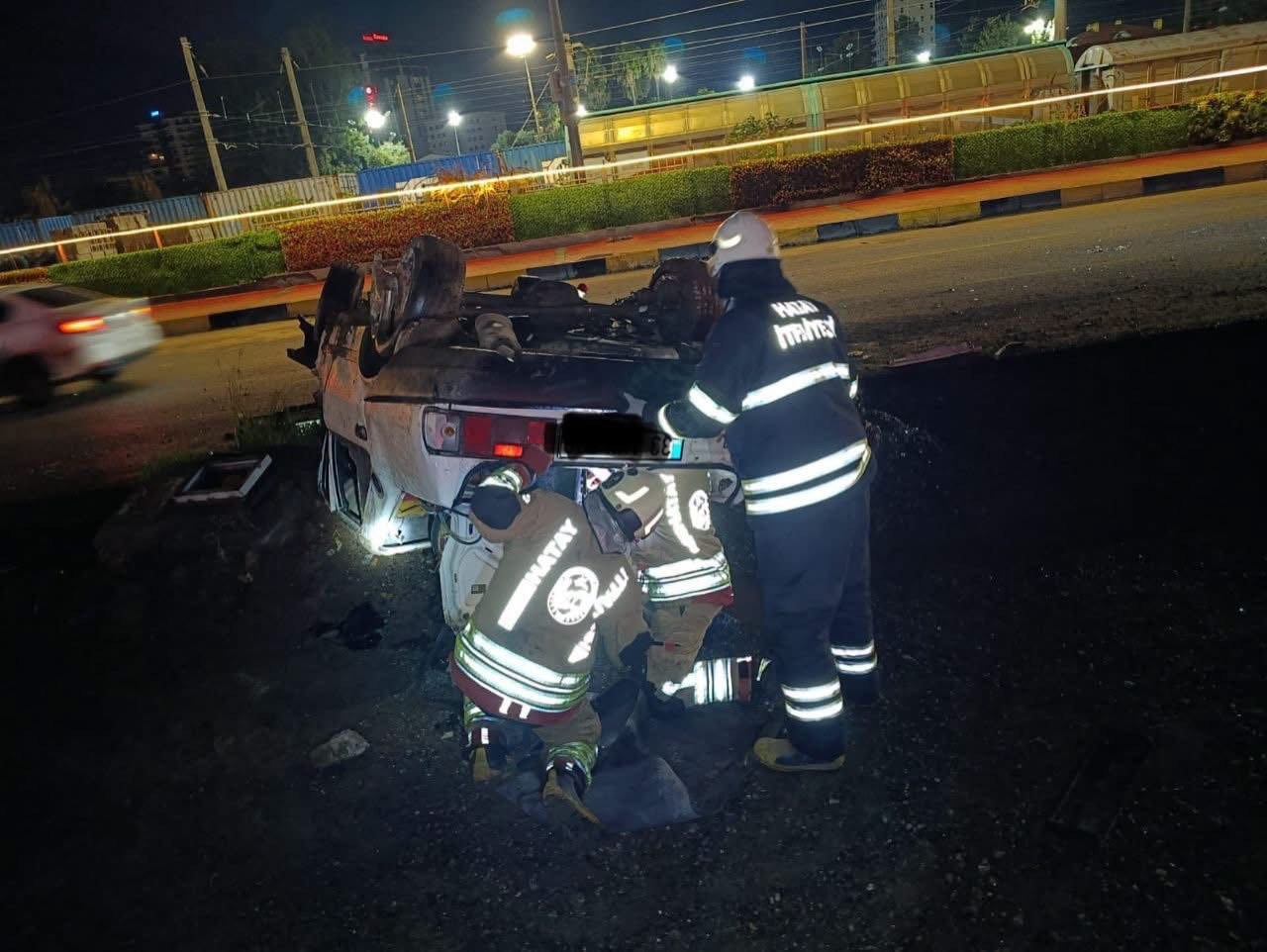 İSKENDERUN’DA TAKLA ATAN OTOMOBİLDE YARALANAN 3 KİŞİ KURTARILARAK SAĞLIK EKİPLERİNE TESLİM EDİLDİ.