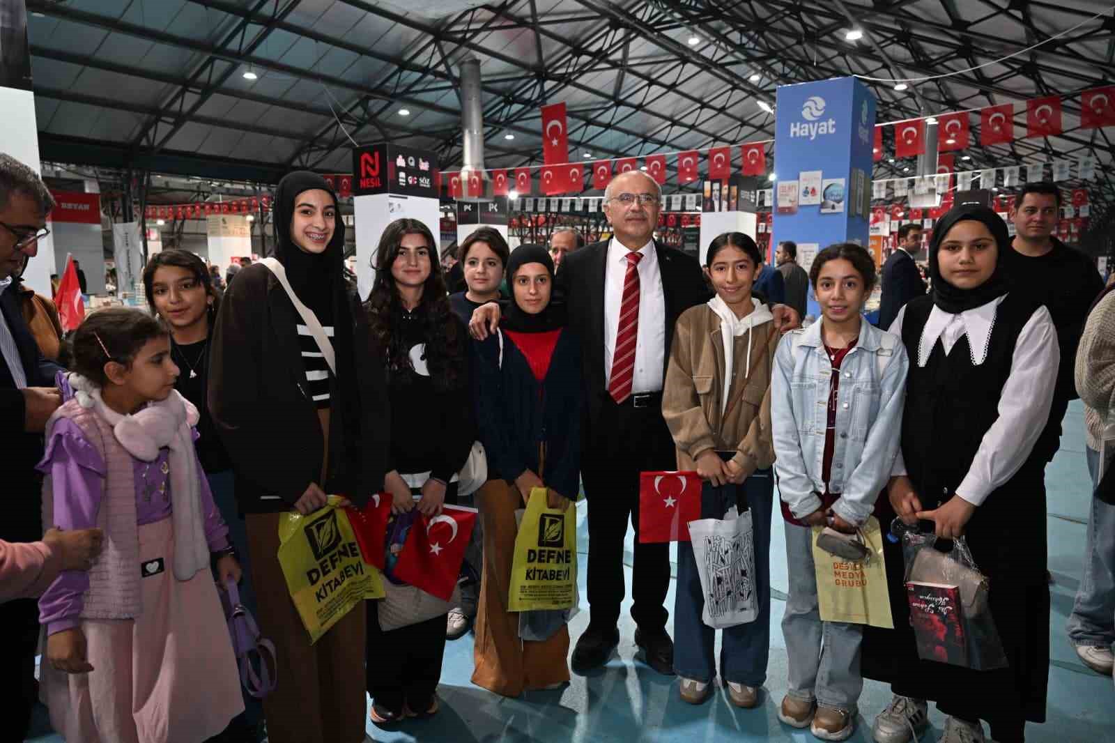 MALATYA KİTAP FUARI YAZAR VE ZİYARETÇİLERDEN TAM NOT ALDI