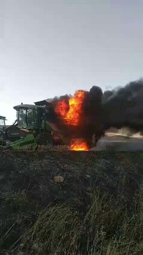 Sivas'ta hasat sırasında biçerdöver alev topuna döndü