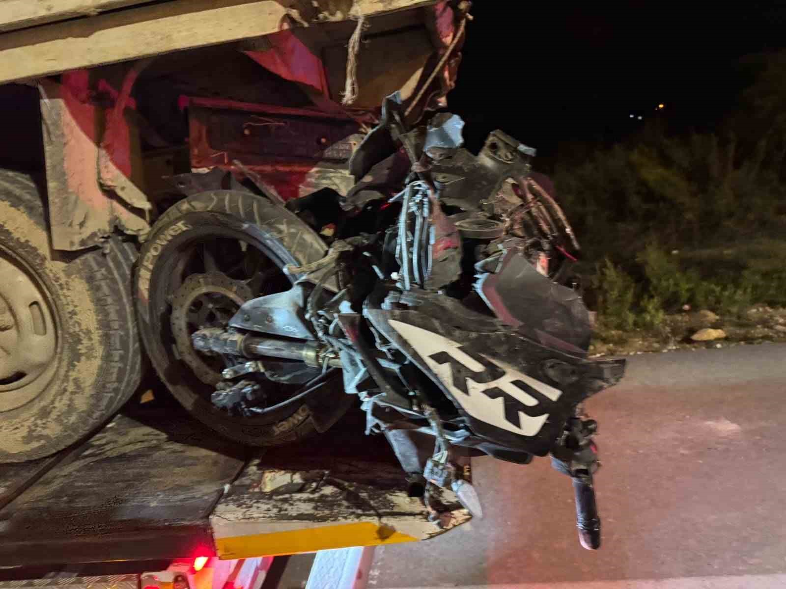 Pikapla çarpışan motosikletin 19 yaşındaki sürücüsü öldü