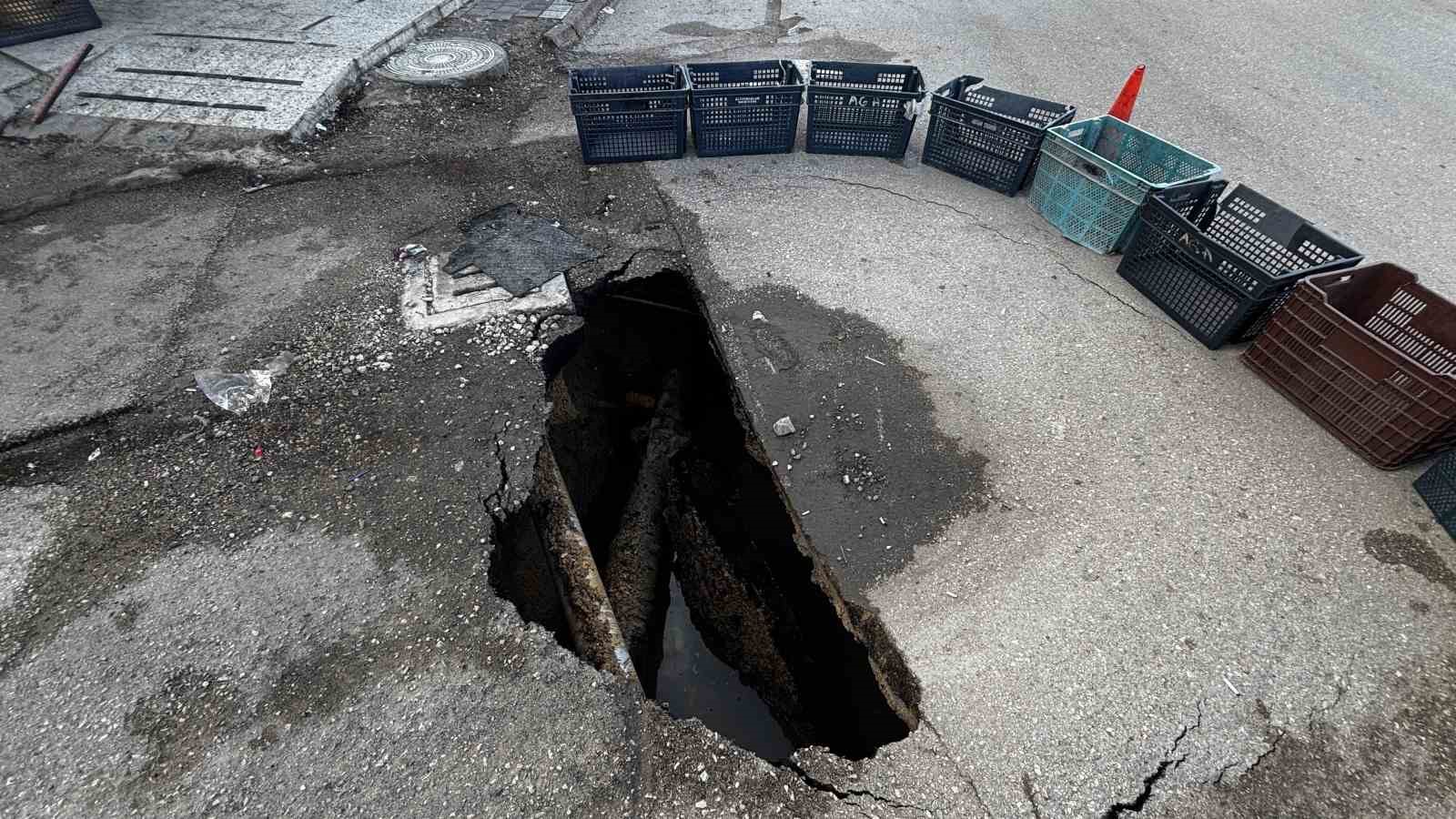 ADANA’DA YOLDA MEYDANA GELEN ÇÖKME SONUCU YAKLAŞIK 2 METRE DERİNLİĞİNDE VE GENİŞLİĞİNDE ÇUKUR OLUŞTU.