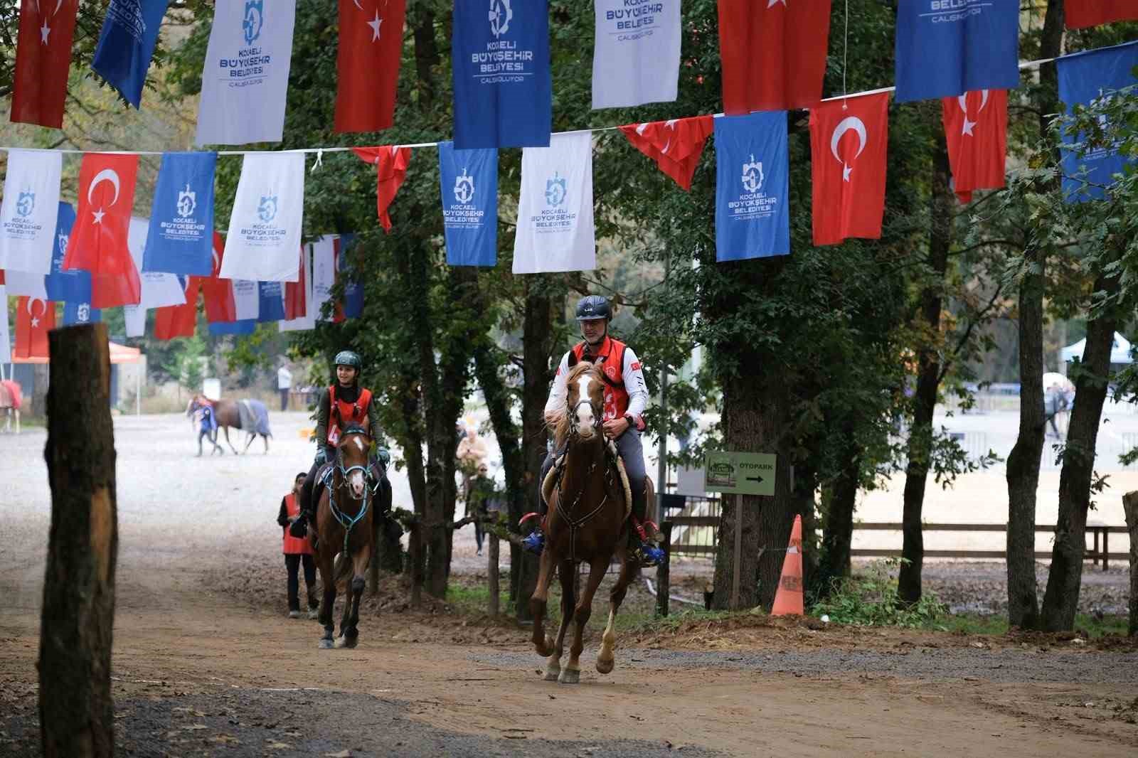 KOCAELİ, 117 BİNİCİNİN KATILDIĞI ULUSAL VE ULUSLARARASI ATLI DAYANIKLILIK YARIŞLARI’NA EV SAHİPLİĞİ YAPTI. 20 İLA 120 KİLOMETRE ARASINDA DEĞİŞEN PARKURLARDA MÜCADELE EDEN SPORCULAR VE ATLARI, GÜÇ VE DAYANIKLILIKLARINI ORTAYA KOYDU.