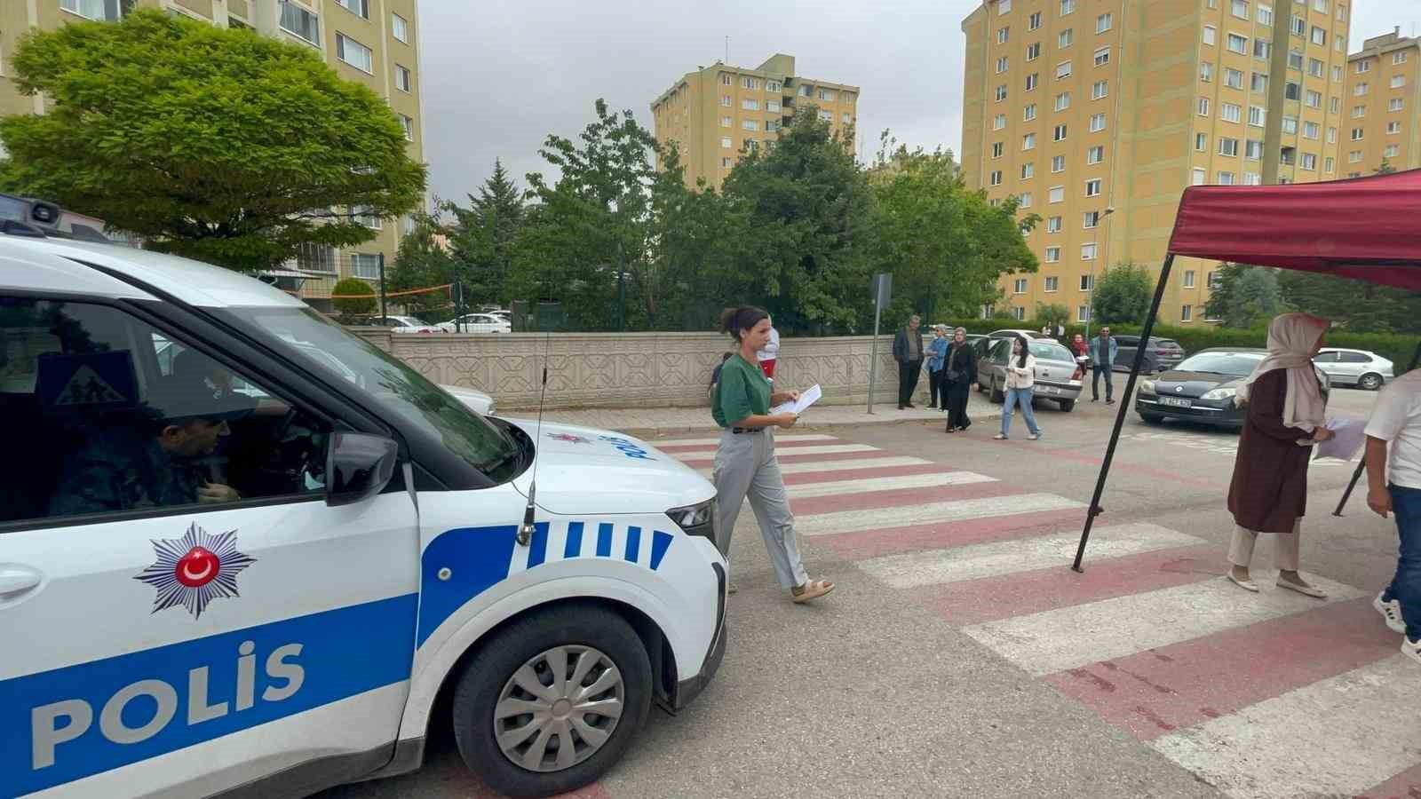 Kimliğini evde unutan adayın imdadına polis yetişti