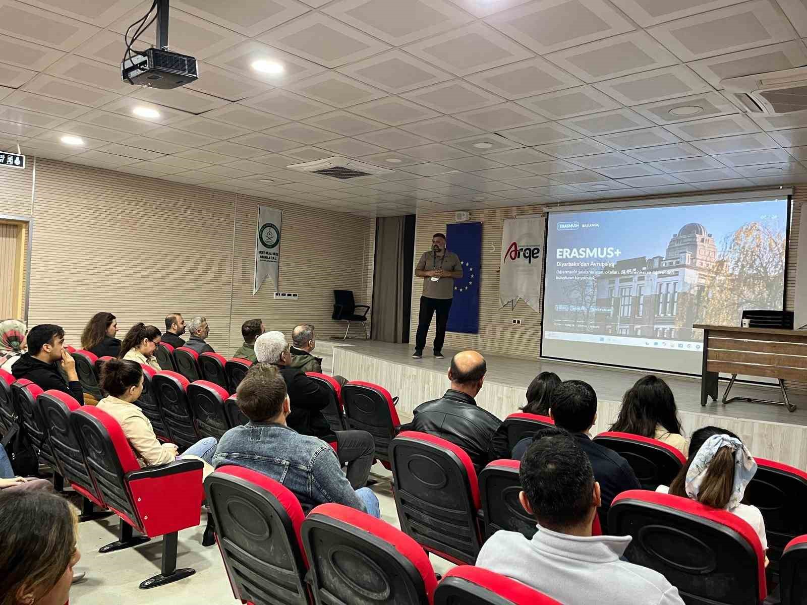 DİCLE’DE ÖĞRETMENLERE TEKNOLOJİ İÇEREN PROJELERİ HAZIRLAMA EĞİTİM VERİLDİ.