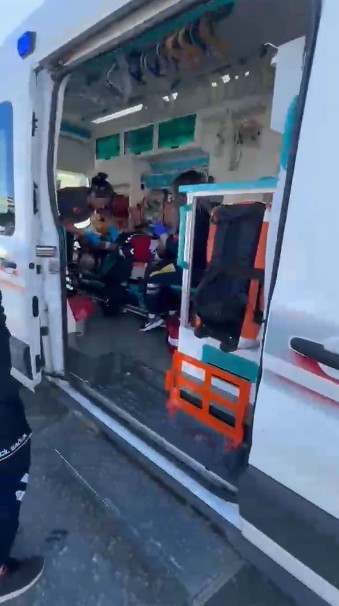 ANTALYA’NIN MANAVGAT İLÇESİNDE OTOMOBİLİN JANDARMA MOTOSİKLETİNE VE BİR BAŞKA OTOMOBİLE ÇARPMASI SONUCU MEYDANA GELEN KAZADA MOTOSİKLETİ KULLANAN JANDARMA UZMAN ÇAVUŞ YARALANDI.