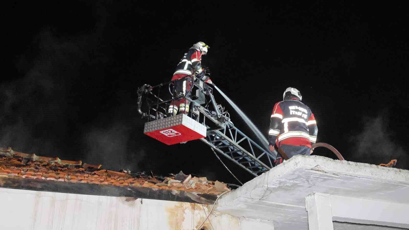 YANGINDA EV KÜL OLDU, 4 KİŞİLİK AİLE ZOR KURTULDU