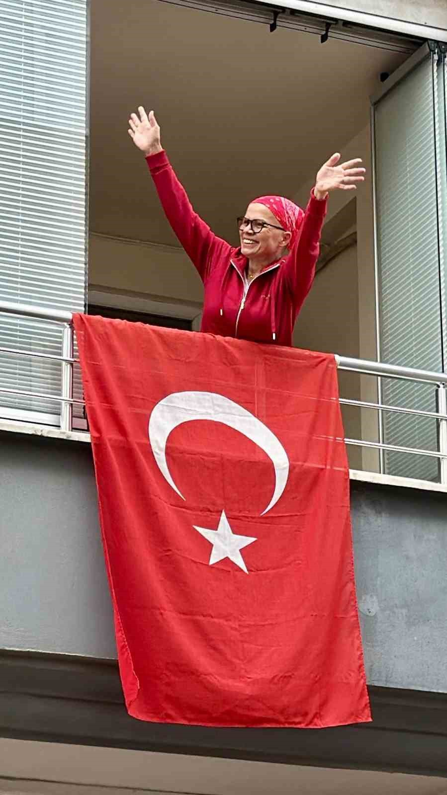BAFRA İLÇESİNDE OKUL BANDO TAKIMI ÖĞRENCİLERİ, SAĞLIK SORUNLARI NEDENİYLE TEDAVİ GÖREN ÖĞRETMENLERİ DİLEK HALICI’YI UNUTMADI. ÖĞRENCİLER, TÖRENİN ARDINDAN KORTEJ OLUŞTURARAK ÖĞRETMENLERİNİN EVİNE GİDİP GEÇMİŞ OLSUN DİLEKLERİNİ İLETTİ.