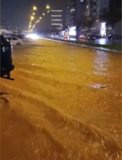 KAHRAMANMARAŞ’TA ETKİLİ OLAN SAĞANAK YAĞIŞ, ÖZELLİKLE ŞEHRİN ALT BÖLGELERİNDE HAYATI OLUMSUZ ETKİLEDİ