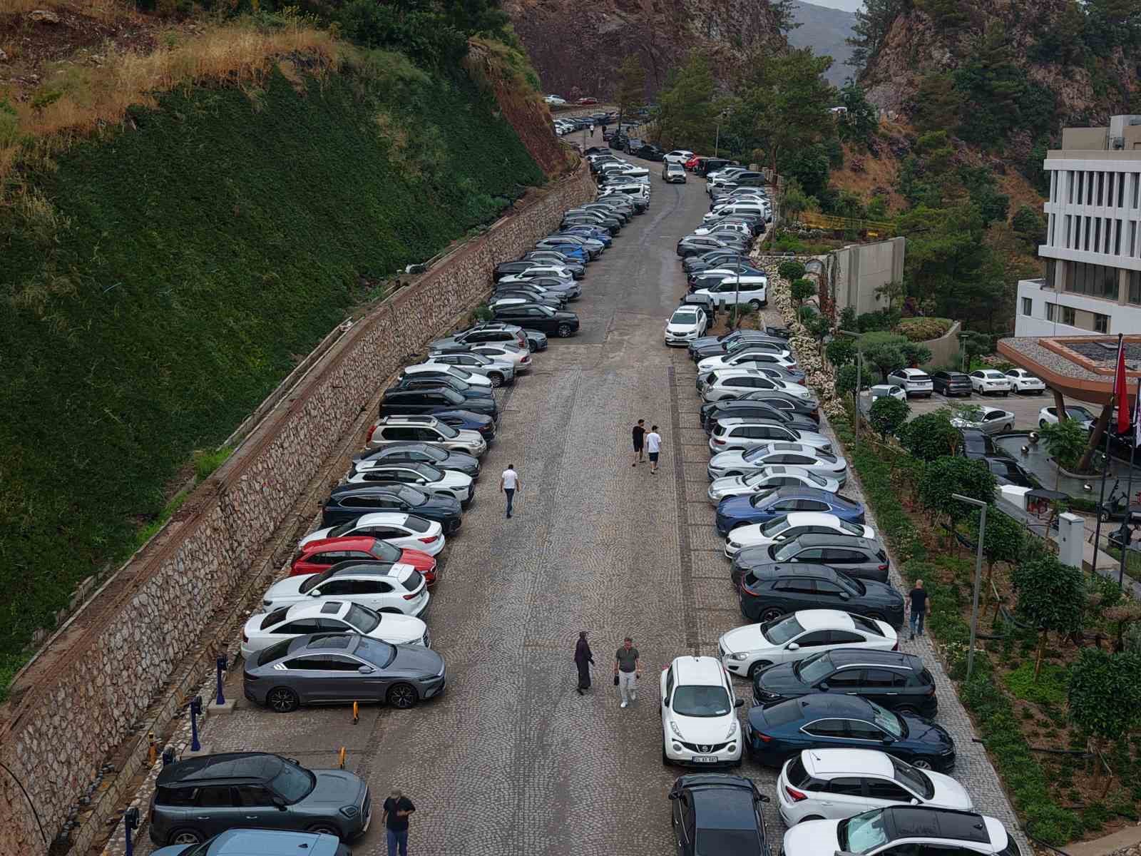 (BEKLEYECEK PAZARTESİ) Marmaris'te dikkat çeken tablo: Otellerde doluluk sorunu yaşanırken bu tesisin kapısında araç kuyruğu oluştu