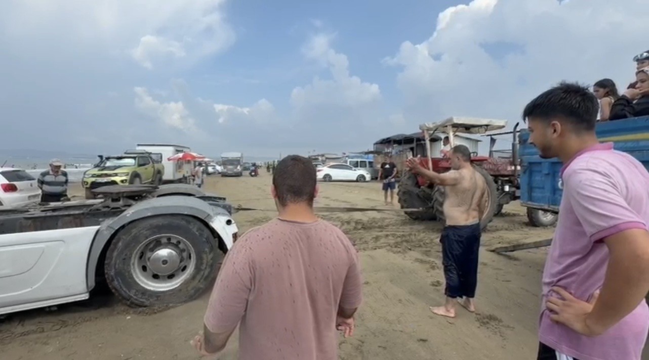 Kuma gömülen tırı iki traktör kurtardı