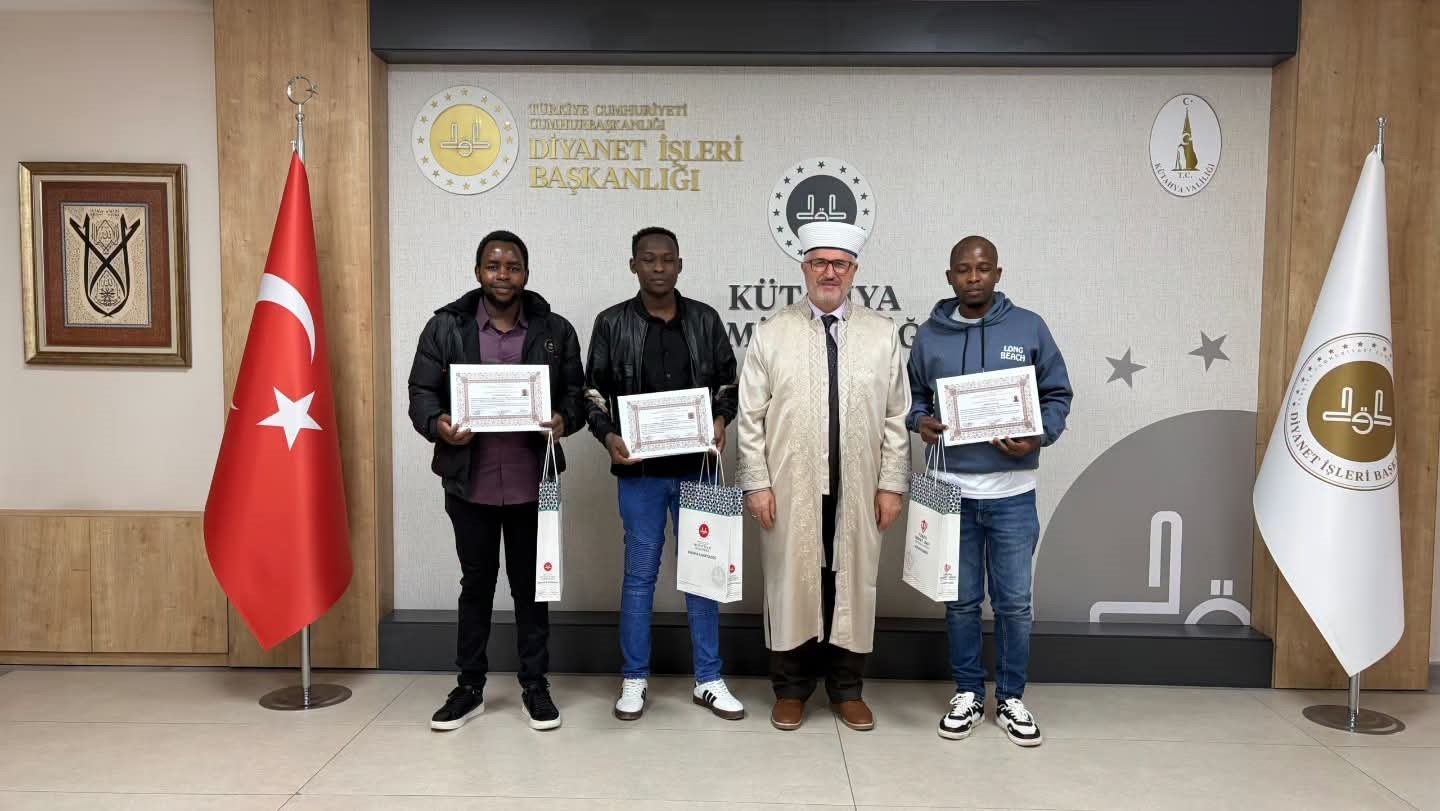 KÜTAHYA’DA YAŞAYAN VE TULU PORSELEN FABRİKASINDA TEKNİK PERSONEL OLARAK ÇALIŞAN KENYA VATANDAŞI ÜÇ KİŞİ, KÜTAHYA İL MÜFTÜLÜĞÜNDE DÜZENLENEN İHTİDA MERASİMİYLE İSLAMİYET’İ KABUL ETTİ.