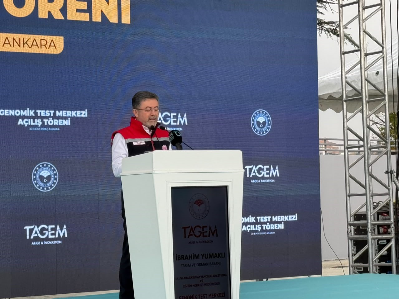 TARIM VE ORMAN BAKANI İBRAHİM YUMAKLI, "2026 YILINDA HAYVANSAL ÜRETİME VERMİŞ OLDUĞUMUZ DESTEĞİ BİR ÖNCEKİ YILA GÖRE YÜZDE 39,5 ARTIRARAK 38 BUÇUK MİLYAR LİRAYA ÇIKARDIK. İNŞALLAH MECLİSİMİZDEN DE BU BÜTÇE DÖNEMİ İÇERİSİNDE ONAY ALDIĞI TAKDİRDE, 2027 YILI İÇİN BU DESTEK BÜTÇESİNİ YÜZDE 41,5 ARTIRARAK 54 BUÇUK MİLYAR LİRAYA YÜKSELTMİŞ OLACAĞIZ" DEDİ.