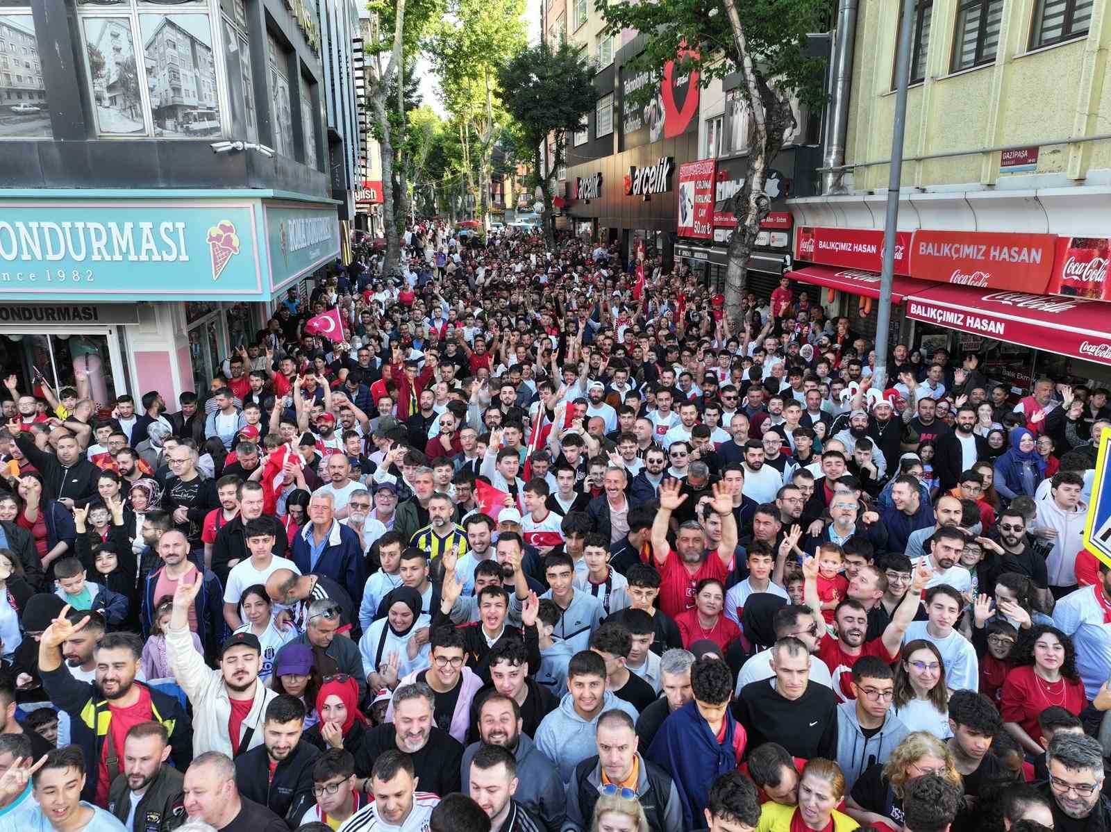 Pendik’te 20 bin kişilik milli heyecan havadan görüntülendi