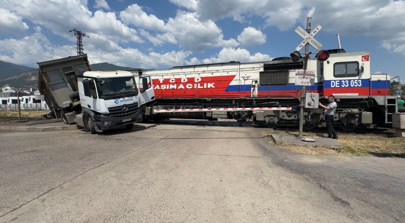 Karabük’te hemzemin geçitte lokomotif tıra çarptı