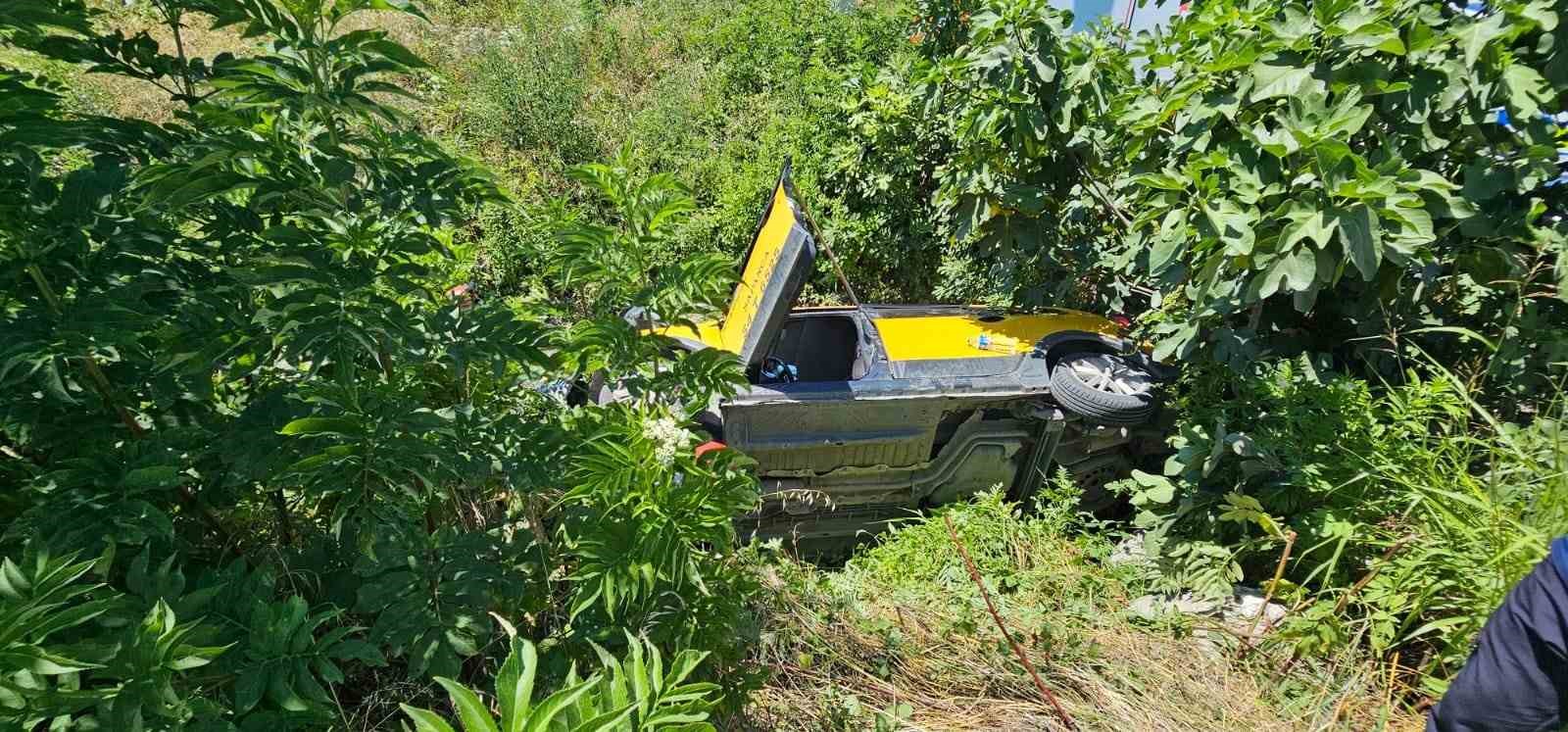 Sapanca'da otomobil ile taksi çarpıştı: Dereye yuvarlanan taksinin sürücüsü yaralandı