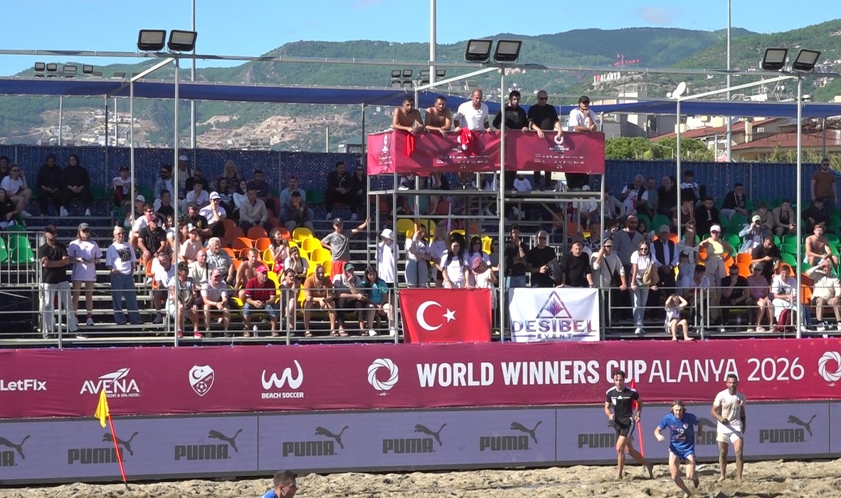 ANTALYA'NIN ALANYA İLÇESİNDE DÜZENLENEN PLAJ FUTBOLU DÜNYA KULÜPLER ŞAMPİYONASI'NDA MÜCADELE EDEN ALANYA BELEDİYESPOR, ÇEYREK FİNALDE UKRAYNA TEMSİLCİSİ SUNRİSE KYİV'E 7-2 MAĞLUP OLARAK TURNUVAYA VEDA ETTİ.