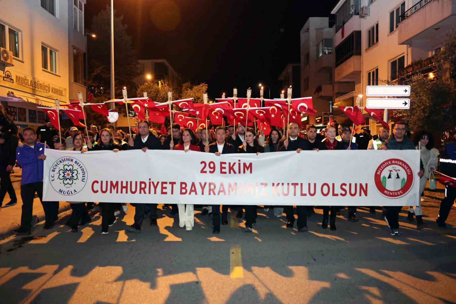 MUĞLA BÜYÜKŞEHİR BELEDİYESİ TARAFINDAN CUMHURİYET’İN KURULUŞUNUN 103. YIL DÖNÜMÜ DOLAYISIYLA MENTEŞE İLÇESİNDE DÜZENLENEN KUTLAMALAR, BİNLERCE VATANDAŞI BİR ARAYA GETİRDİ.