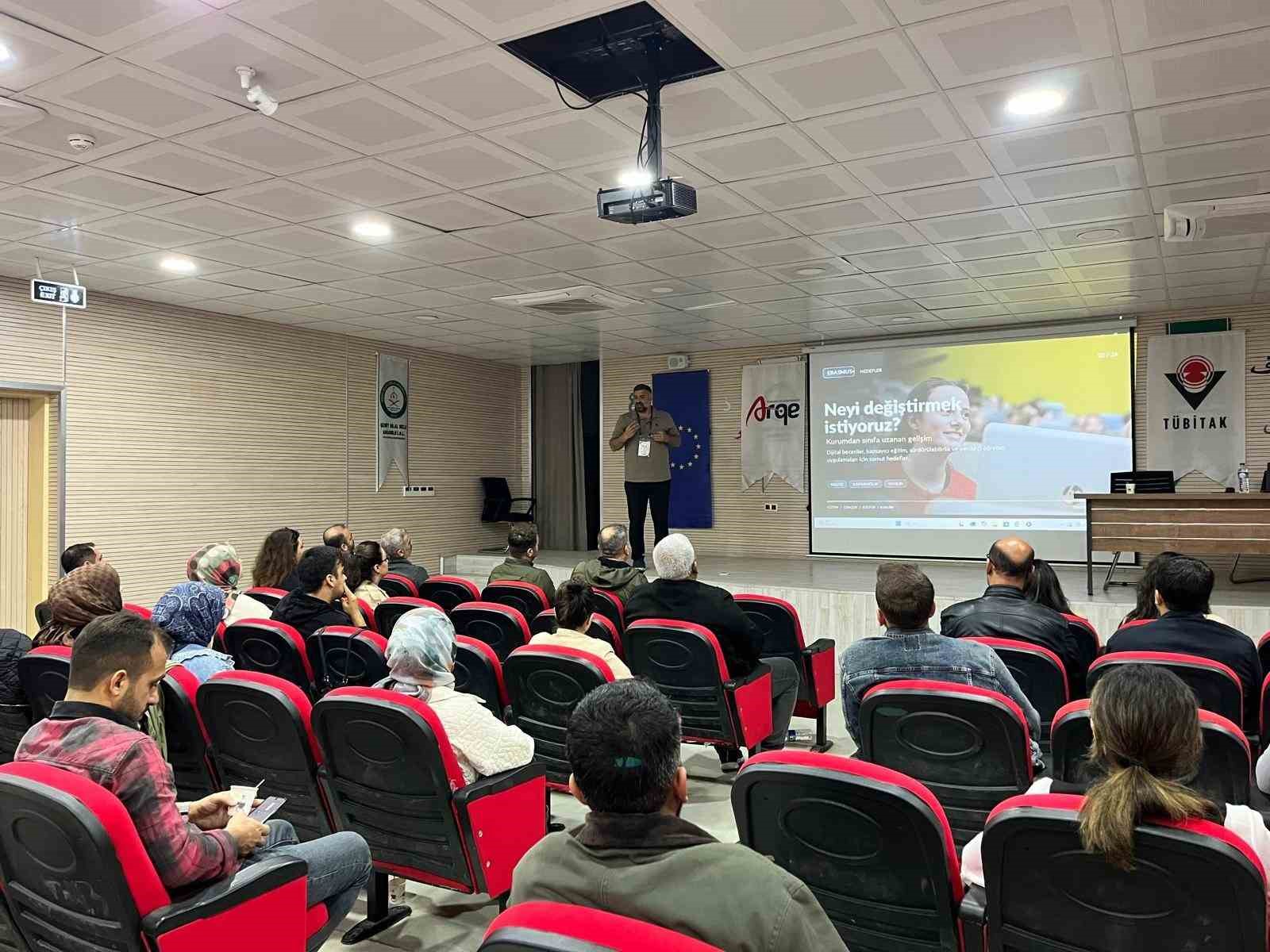 ŞEHİT BİLAL DİCLE ANADOLU İMAM HATİP LİSESİ FEN VE SOSYAL BİLİMLER PROJE OKULU KONFERANS SALONUNDA GERÇEKLEŞTİRİLEN BİLGİLENDİRİLME PROGRAMINDA, DİYARBAKIR İL MİLLİ EĞİTİM MÜDÜRLÜĞÜ AR-GE BİRİMİ EĞİTMENLERİ MERVE CEYLAN VE ABDULGAFUR KOCA İLE DİCLE İLÇE MİLLİ EĞİTİM MÜDÜRLÜĞÜ BÜNYESİNDE YÜRÜTÜLEN TEKNOLOJİ ÇALIŞMALARININ KOORDİNATÖRLÜĞÜNÜ ÜSTLENEN GELİNCİK İLKOKULU MÜDÜRÜ RAMAZAN SÜMER,  TEKNOLOJİ İÇEREN PROJELER HAKKINDA SUNUM YAPTI.