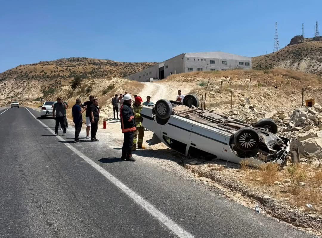 Mardin'de otomobil takla attı: 2 yaralı