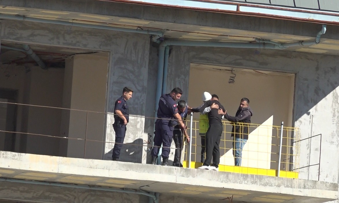ANTALYA’NIN ALANYA İLÇESİNDE PARASINI ALAMADIĞINI İDDİA EDEREK İNŞAAT HALİNDEKİ BİNANIN BALKONUNA ÇIKAN İŞÇİ, ARKADAŞININ İKNA ETMESİ SONUCU BULUNDUĞU YERDEN İNDİRİLDİ.