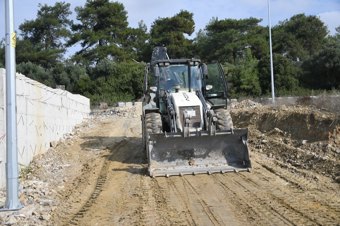 KUŞADASI BELEDİYESİ, CAFERLİ MAHALLESİ’NDE 6 SOKAĞI KAPSAYAN 25 BİN METREKARELİK KİLİT PARKE TAŞI DÖŞEME ÇALIŞMASI BAŞLATTI.