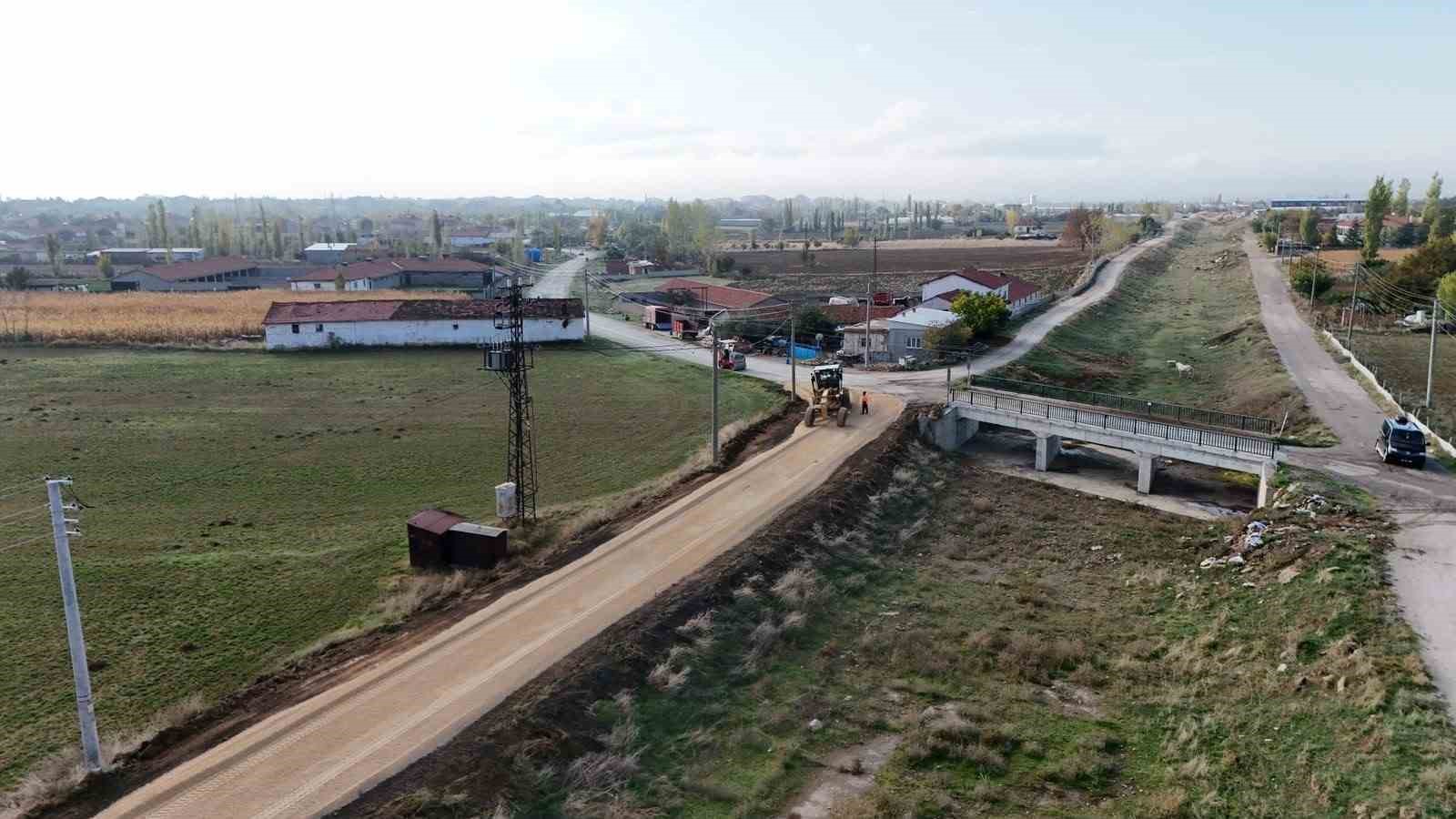 AFYONKARAHİSAR BOLVADİN BELEDİYESİ, İLÇE GENELİNDE VATANDAŞLARIN YAŞAM KALİTESİNİ ARTIRMAK VE ULAŞIM SORUNLARINA KALICI ÇÖZÜMLER ÜRETMEK AMACIYLA YÜRÜTTÜĞÜ ALTYAPI VE ÜSTYAPI ÇALIŞMALARINA ARALIKSIZ DEVAM EDİYOR.