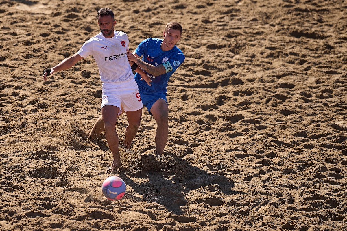 ANTALYA'NIN ALANYA İLÇESİNDE DÜZENLENEN PLAJ FUTBOLU DÜNYA KULÜPLER ŞAMPİYONASI'NDA MÜCADELE EDEN ALANYA BELEDİYESPOR, ÇEYREK FİNALDE UKRAYNA TEMSİLCİSİ SUNRİSE KYİV'E 7-2 MAĞLUP OLARAK TURNUVAYA VEDA ETTİ.