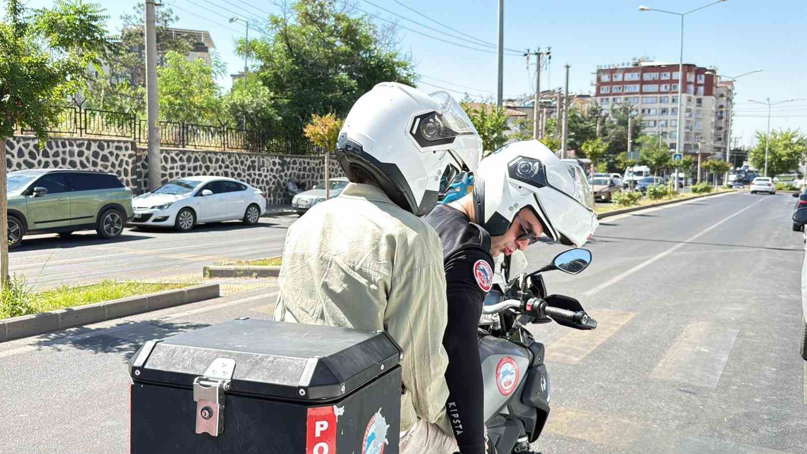 Diyarbakır’da okulları karıştıran öğrenciler son dakikalarda polis eşliğinde yetişti