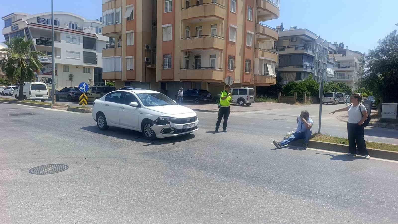 Antalya’da iki otomobil çarpıştı: 2 yaralı