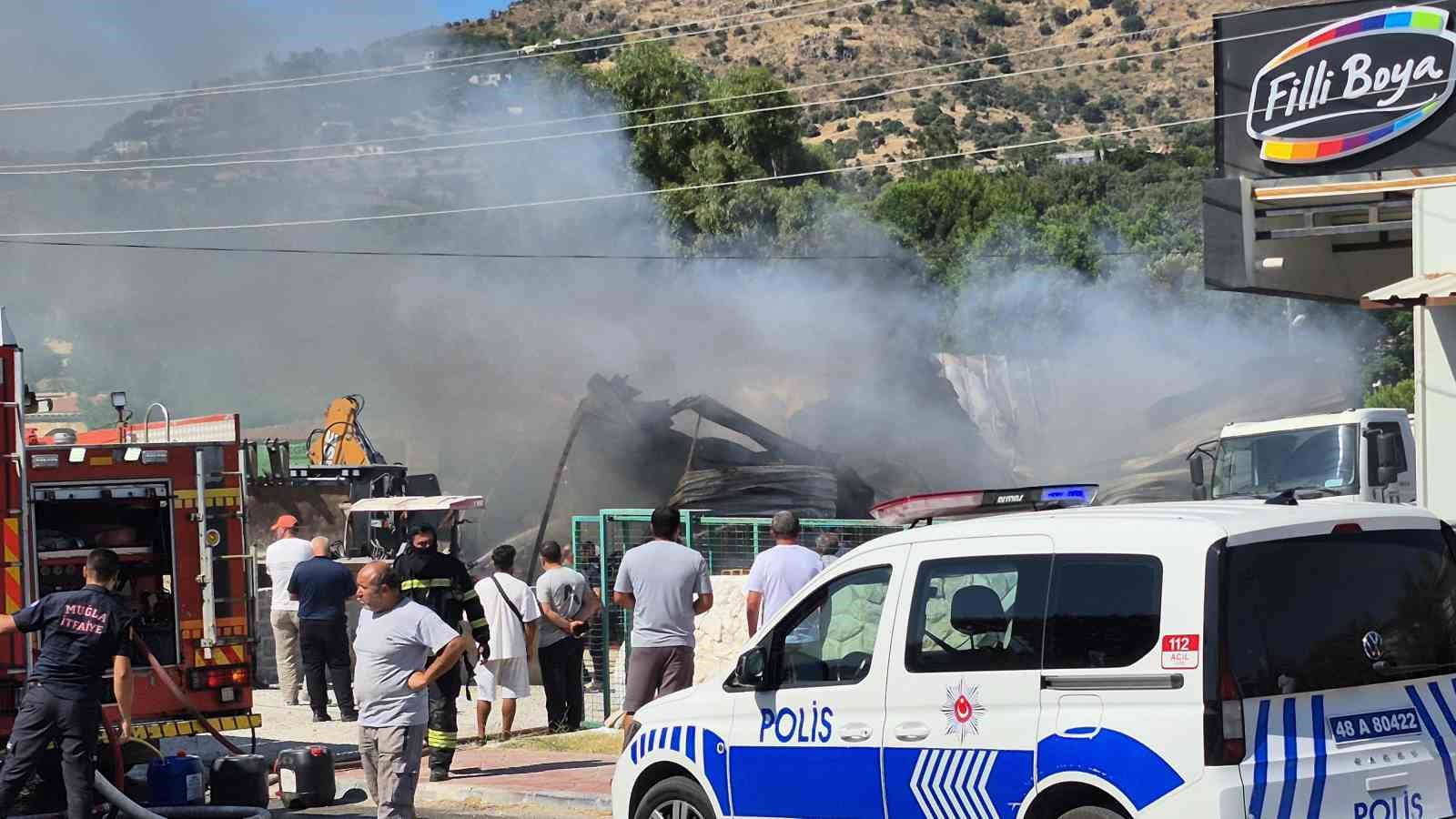 Bodrum'da yapı market alev alev yandı