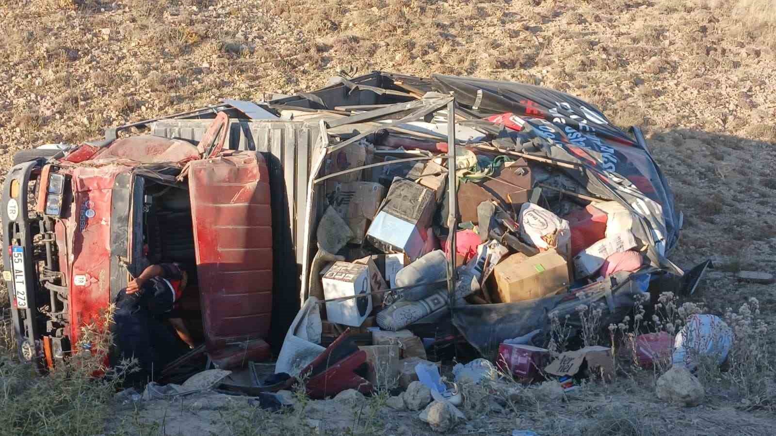 Kontrolden çıkan kamyon devrildi, 2 kişi yaralandı