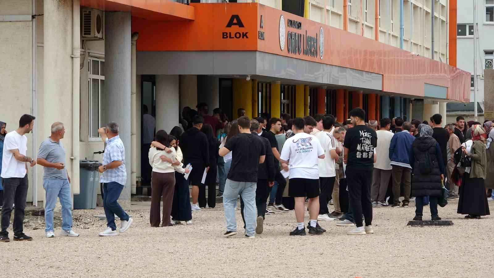 Ordu’da YKS heyecanı: Bazı öğrenciler 1 dakika kala sınava yetişti