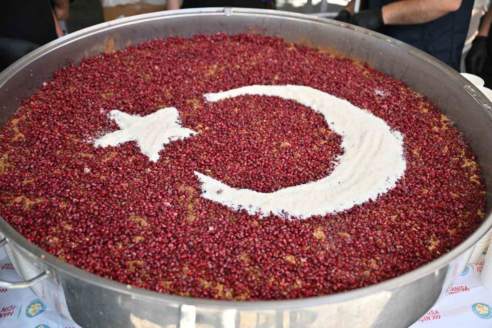 Manisa Büyükşehir'den Alaybey ve Laleli pazarlarında aşure ikramı