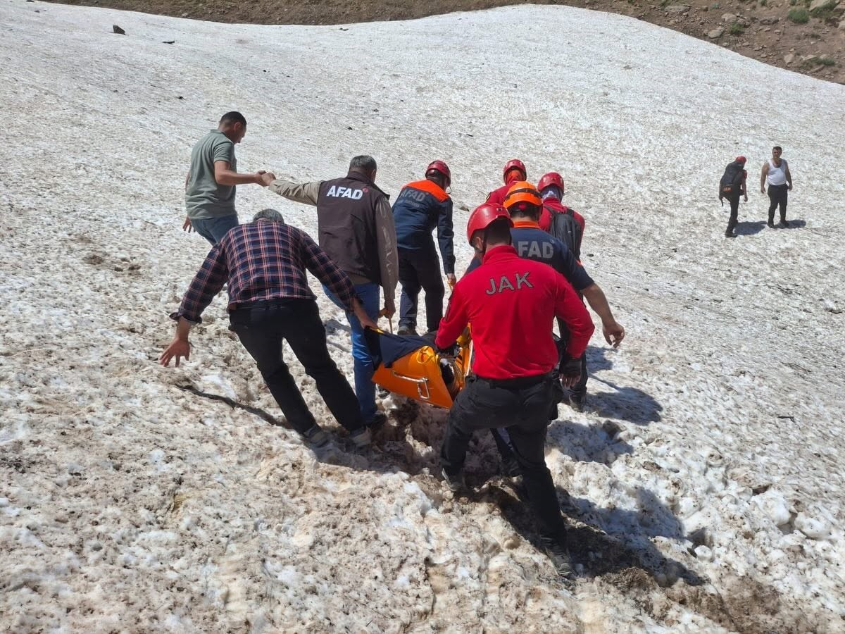 Helil Vadisi’nde ayağı kırılan vatandaş askeri helikopterle kurtarıldı