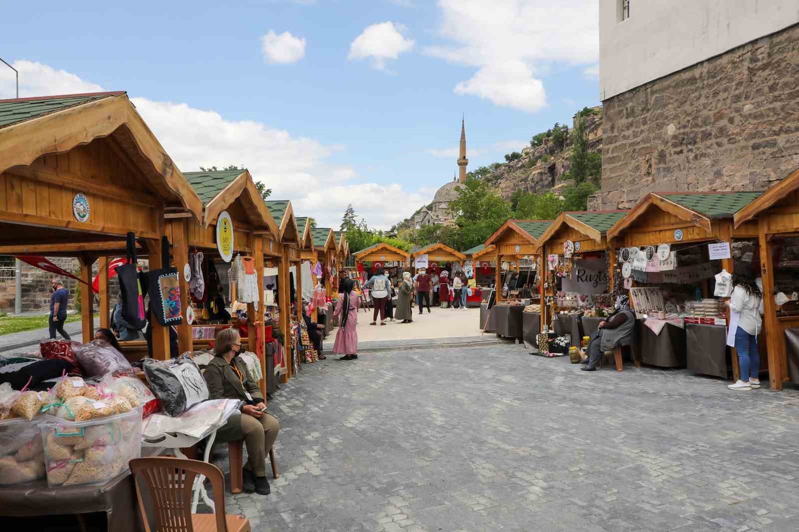 TALAS BELEDİYESİ’NİN KADIN GİRİŞİMCİLERE DESTEK AMACIYLA MAHARETLİ ELLER KADIN GİRİŞİMİ ÜRETİM VE İŞLETME KOOPERATİFİ İLE BİRLİKTE HAYATA GEÇİRDİĞİ ‘MAHARETLİ ELLER KADIN ÜRETİCİ PAZARI’, KASIM AYININ İLK PAZAR GÜNÜNDE MİSAFİRLERİNİ AĞIRLAMAYA HAZIRLANIYOR.